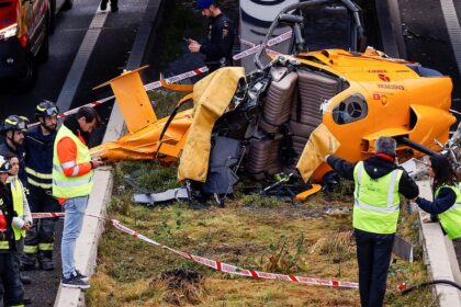 Milagro y susto en Madrid: un helicóptero se estrelló en una autopista repleta de autos