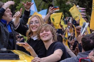 Iñaki y Eugenia, los novios libertarios que manejan las redes de Milei: “No necesitamos la contraseña de @CasaRosada, Javier va a trabajar en Olivos”