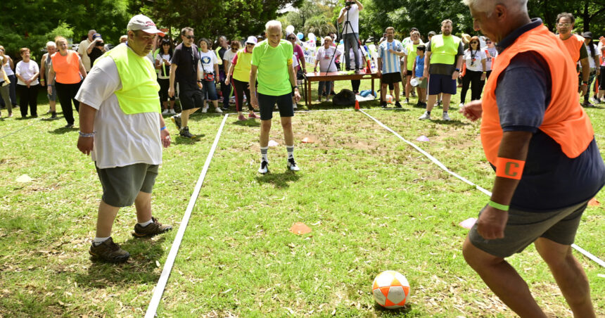 “Fútbol caminando”: el nuevo deporte inclusivo que inventaron para las personas con sobrepeso y obesidad