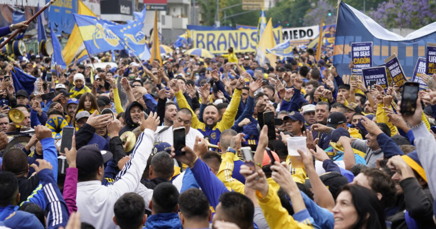 Riquelme se moviliza junto a una multitud de hinchas de Boca en el banderazo contra la suspensión de las elecciones