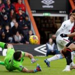 Dibu Martínez y otra atajada a cuerpo completo: mantuvo con vida al Aston Villa en el empate vs Bournemouth