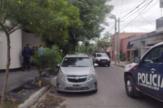 Detienen a un hombre que rompió la vidriera y robó elementos de un comercio en pleno centro de la ciudad