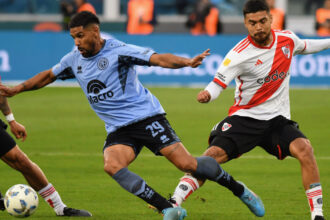 Qué dice el audio del VAR del gol anulado a Belgrano por un offside milimétrico en el partido contra River