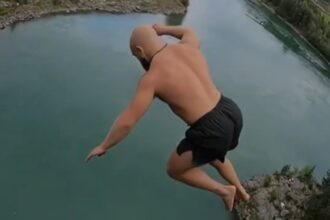 “El último Vikingo” y su salto mortal: un clavado con la panza desde 40 metros para batir un récord mundial