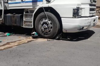 Chilecito: Una moto chocó contra un camión de cargas y quedó incrustado debajo de su rueda