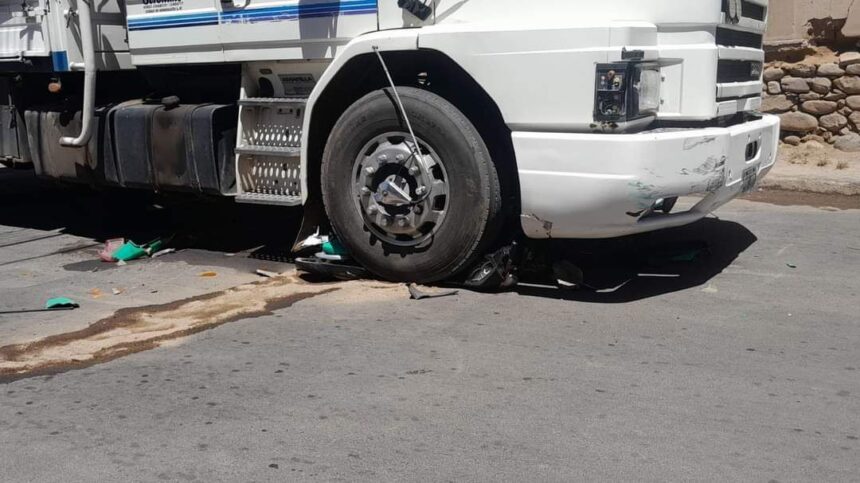 Chilecito: Una moto chocó contra un camión de cargas y quedó incrustado debajo de su rueda