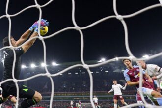 La espectacular doble atajada del Dibu Martínez a Erling Haaland: Aston Villa le ganó al City de Guardiola por la Premier League