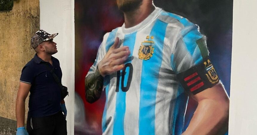 De vandalizar paredones con grafitis a pintar a Maradona y Messi junto al mejor muralista argentino