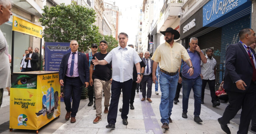 Jair Bolsonaro se reunió con Javier Milei tras hacer un paseo por la calle Florida: “Recibe un país en situación crítica”