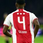 Camisetas sin nombre y con tres puntos blancos: la iniciativa de Ajax contra el odio social en las redes