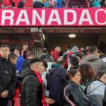 Tragedia en España: un hincha murió en la tribuna y se suspendió el partido entre Granada-Athletic Bilbao