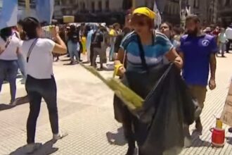 A la japonesa, seguidores de Javier Milei limpiaron la Plaza de Mayo y del Congreso después de los discursos