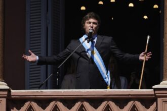 Javier Milei salió a saludar al balcón de la Casa Rosada, cantó un tema de La Renga y decretó “el fin de la noche populista”