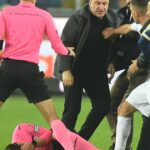 Escándalo en Turquía: el presidente de un club entró a la cancha y golpeó a un árbitro tras un gol de Adolfo Gaich