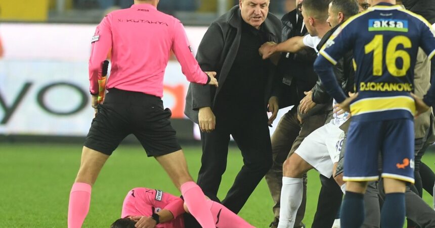 Escándalo en Turquía: el presidente de un club entró a la cancha y golpeó a un árbitro tras un gol de Adolfo Gaich