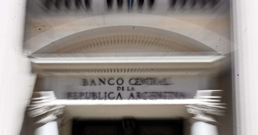 Los bancos se adelantan a la devaluación y ya llevan al dólar minorista a 0