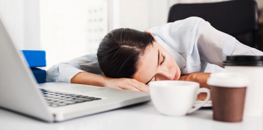 Cómo practicar el inemuri: la siesta japonesa para recargar energía en pocos minutos