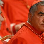 El cardenal Angelo Becciu,  condenado cinco años y seis meses de cárcel en el “proceso del siglo” por el Tribunal Vaticano