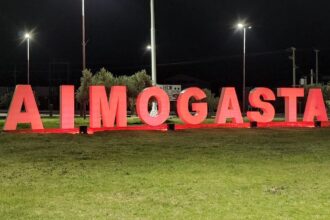 Aimogasta: un hombre en estado de ebriedad perdió el control de su auto y chocó contra un poste de luz