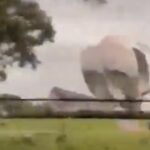 Temporal en la Ciudad: el viento dañó uno de los pétalos de la Floralis Genérica en Palermo