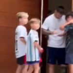 A un año de la consagración en Qatar 2022, Lionel Messi salió de su casa en Rosario para saludar y firmarle autógrafos a un grupo de chicos