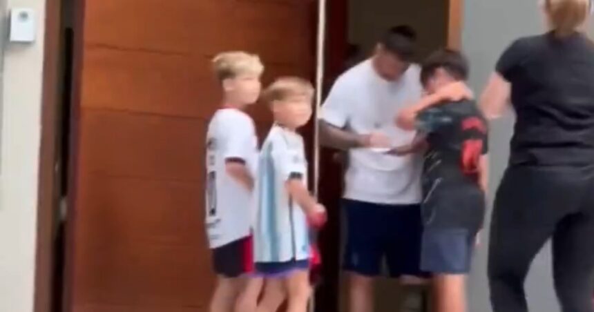 A un año de la consagración en Qatar 2022, Lionel Messi salió de su casa en Rosario para saludar y firmarle autógrafos a un grupo de chicos