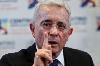 La Justicia argentina investiga al ex presidente de Colombia Alvaro Uribe por crímenes de lesa humanidad