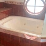 Un intendente se negó a hacer el traspaso de mando y cuando entraron a su despacho había un jacuzzi