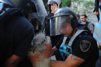 Dos detenidos alrededor de Plaza de Mayo en la primera marcha piquetera y de la izquierda al gobierno de Javier Milei