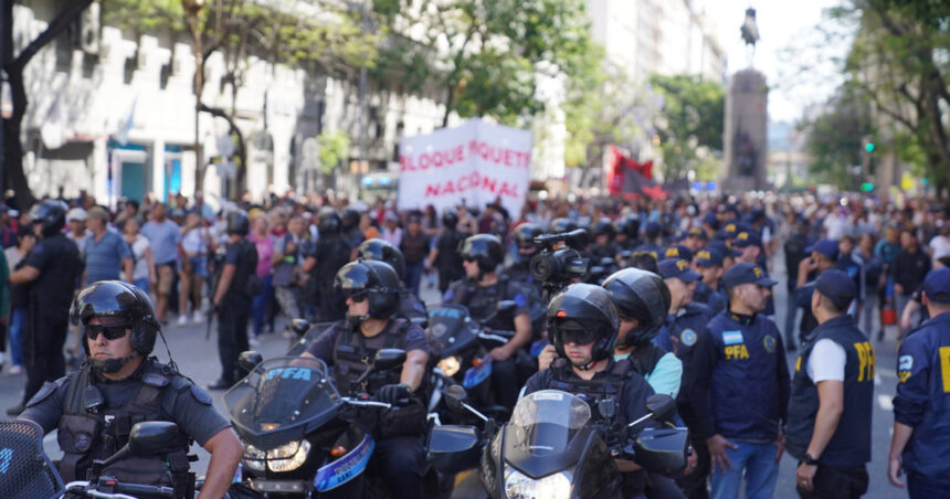 pocos-cortes-e-incidentes,-a-un-costo-altisimo:-un-policia-cada-dos-manifestantes