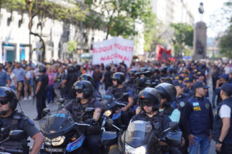 Un policía cada dos manifestantes: un operativo inusual para mostrar quién manda