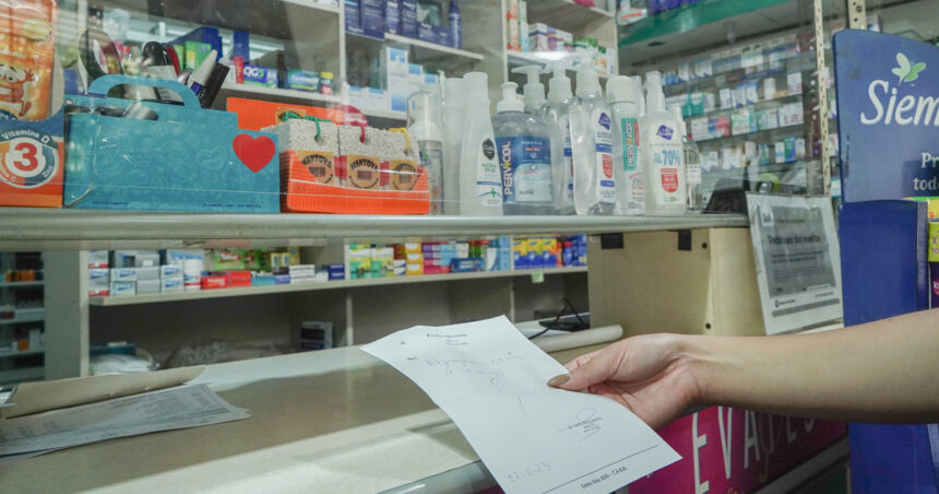 Duro comunicado de los farmacéuticos contra el DNU de Milei: “Pone riesgo la salud de la población y el acceso de todos a los medicamentos”