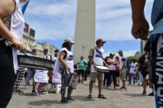 Marcha contra el DNU de Milei: arrancan las concentraciones en el Obelisco y el Gobierno despliega el operativo antipiquetes para evitar cortes