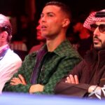 El incómodo momento de Cristiano Ronaldo, cara a cara con Connor McGregor viendo boxeo en Arabia