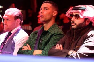 El incómodo momento de Cristiano Ronaldo, cara a cara con Connor McGregor viendo boxeo en Arabia