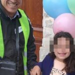 Un juez se disfrazó de cartero para confirmarle a una nena que había sido adoptada