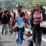 En plena Navidad, una caravana de miles de migrantes avanza por el sur de México hacia los Estados Unidos