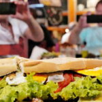 En Mataderos, un bodegón donde comer un suculento sándwich de milanesa de 50 centímetros