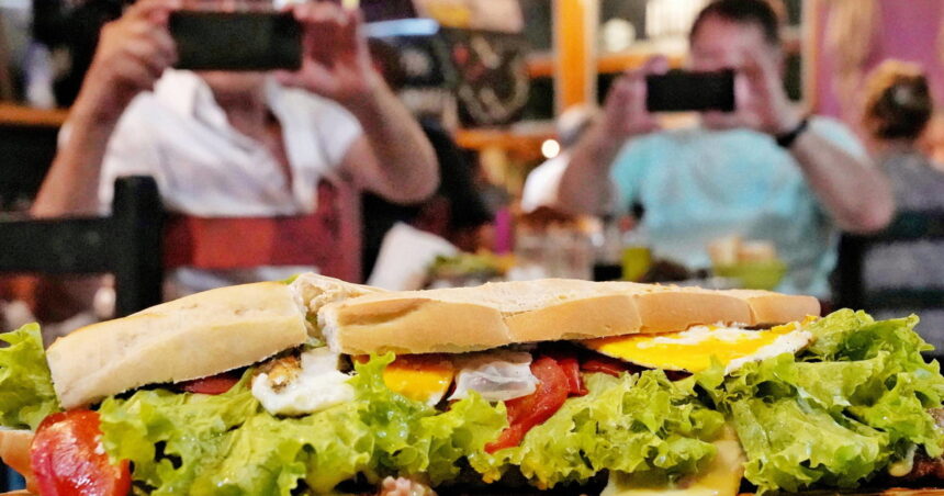 En Mataderos, un bodegón donde comer un suculento sándwich de milanesa de 50 centímetros