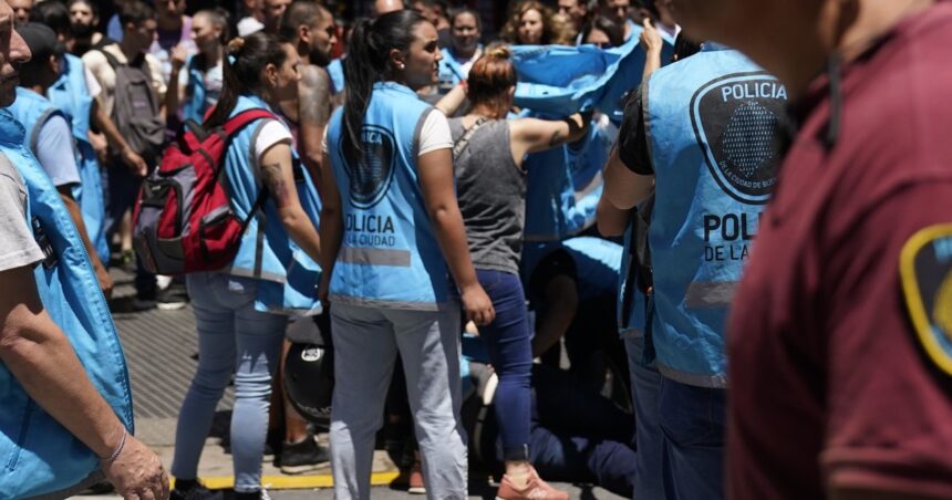 Video: el momento en que un colectivo embistió a un policía que participaba del operativo antipiquetes por la marcha de la CGT