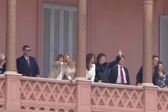 La ley ómnibus y el DNU de Milei, EN VIVO: Milei y todos sus ministros salieron a saludar al balcón de la Rosada tras la reunión de Gabinete