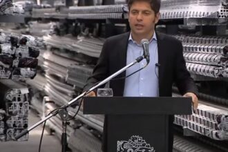 Axel Kicillof apuntó contra el gobierno de Milei: “Esos que se dicen eficientes son bien vagos, los decretos se los escriben otros”