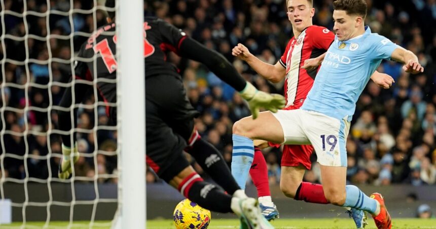 La Scaloneta brilla en la Premier League: gol Julián Álvarez, asistencia de Montiel y Dibu Martínez trepó a la cima con Aston Villa