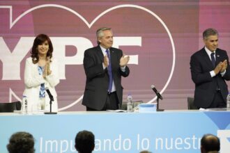 Javier Milei decide si entrega acciones de YPF para evitar embargos de la Justicia de EE.UU. por la expropiación de Cristina Kirchner