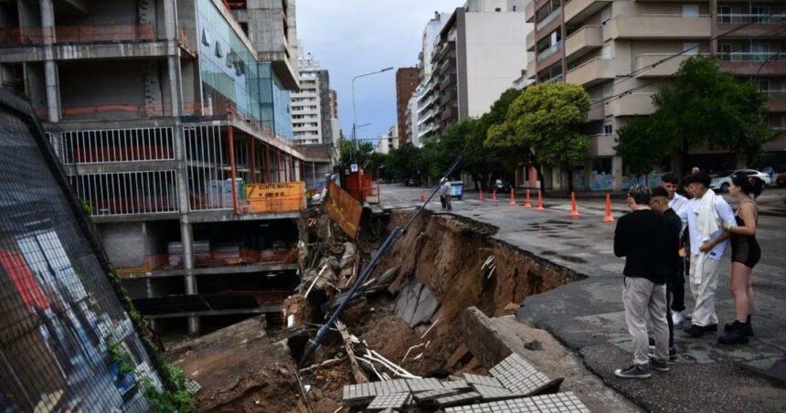 Córdoba: se hundieron 30 metros de una avenida en medio de un fuerte temporal de lluvia en Año Nuevo