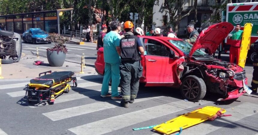 Mañana accidentada de Año Nuevo: choques, vuelcos y seis heridos en Balvanera, Palermo y Villa del Parque