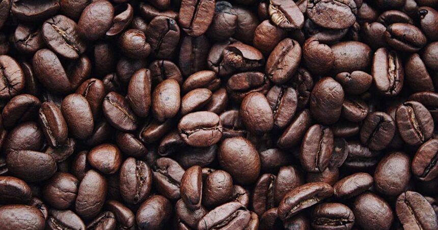 ¿Qué beneficios para el cuerpo tiene comer granos de café?