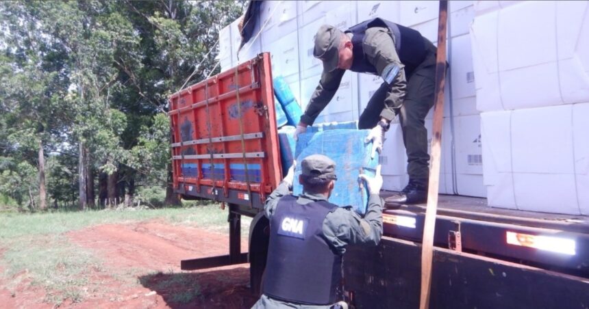 Nervios, contradicciones y dudas: encuentran casi cinco toneladas de marihuana en un camión en Misiones y detienen a su conductor