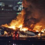 Un avión chocó contra una aeronave militar en el aeropuerto de Tokio y provocó un feroz incendio