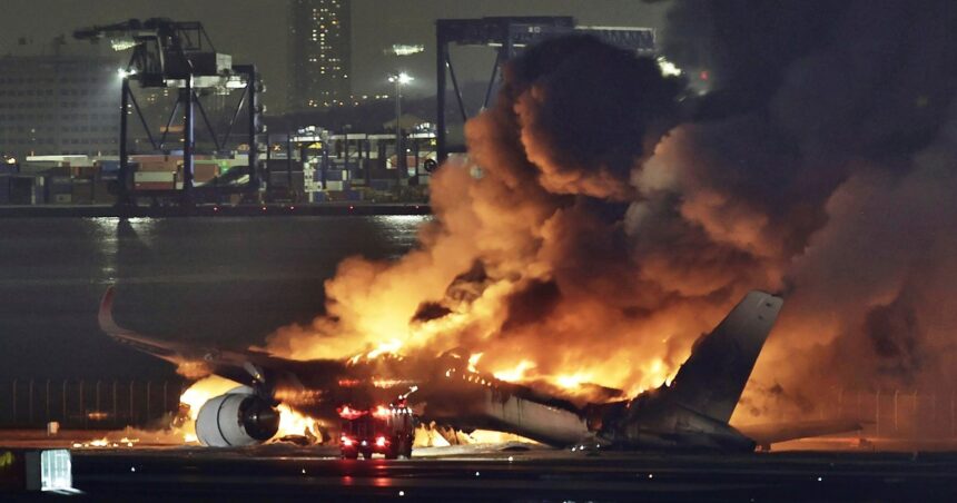 Video: el momento del impresionante choque de dos aviones en el aeropuerto de Tokio que dejó cinco muertos